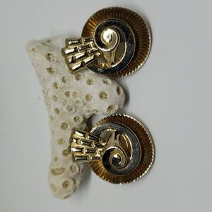 Vintage gold tone screw-on shell earrings